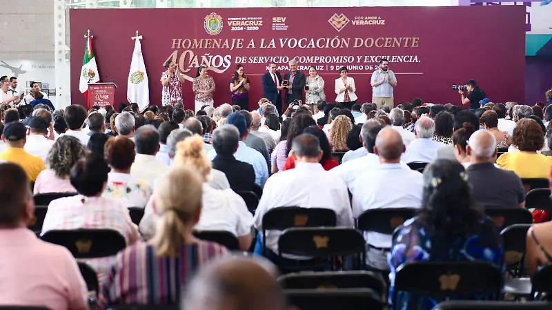 Entregaron condecoración Maestro Altamirano a docentes del sistema federal